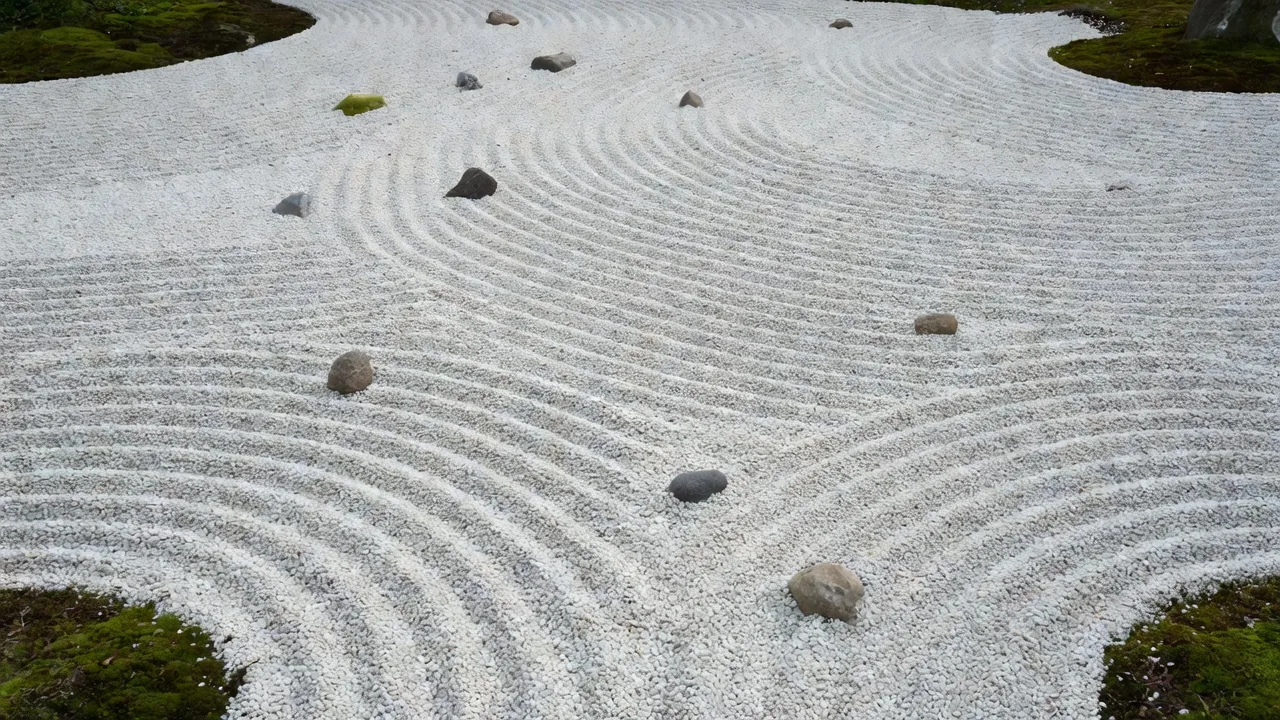 砂利の紋様・熊手仕上げ